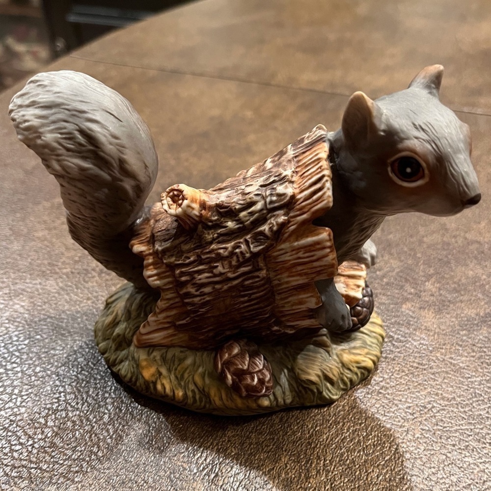 Vintage Masterpiece Porcelain Squirrel Figure by HOMCO 1986 - Picture 1 of 7